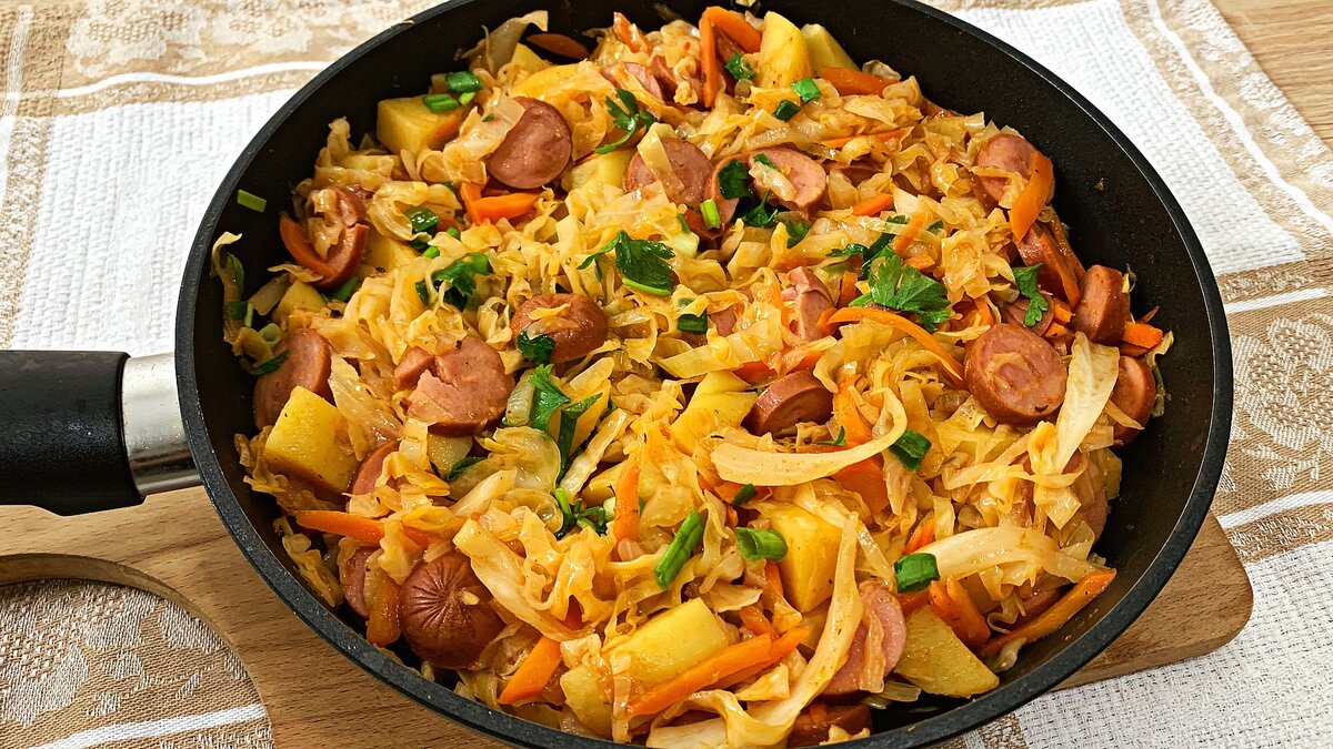 Капуста тушёная с сосисками на сковороде с томатной пастой. Тушёная капуста с сосисками. Вкусная тушеная капуста с сосисками на сковороде. Вкусная тушеная капуста с сосисками на сковороде. Капуста тушеная с сардельками.