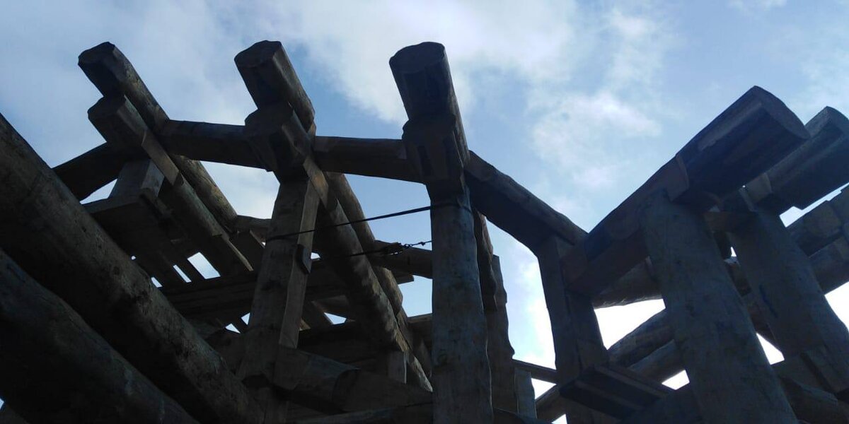 Для тех кого интересует узнать что-то новое!Главная идея технологии POST&BEAM в том, что роль силового каркаса выполняют деревянные столбы и балки из рубленого бревна большого диаметра, а пространство между ними заполняется любым другим понравившимся Вам материалом, выбор за Вами.Достаточно толстые брёвна, являющиеся основными элементами каркаса, в итоге не закрываются и остаются видимыми, как внутри, так и снаружи. Именно это и придаёт строению невероятную выразительность и фундаментальность, эксклюзивность и стильную простоту. После того как наполняются пролёты, например, стекло и гонт, такой дом смотрится солидно и добротно и его можно по праву отнести к категории элитного строительства.