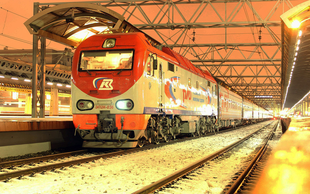 Почему электровозы сразу не могут подвозить поезда задним ходом к ...