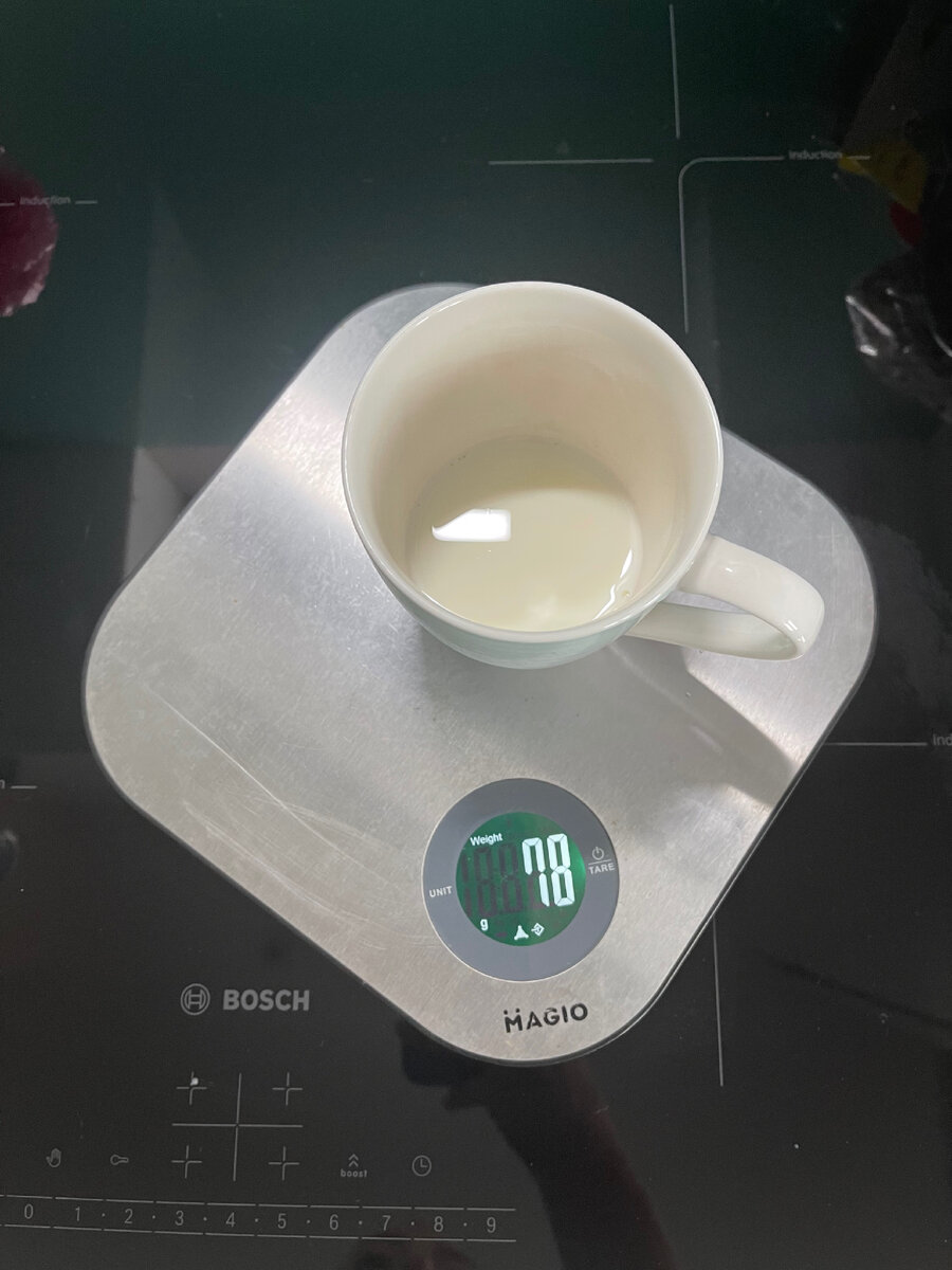 Молока беру немного, можно взять и сливки для более сливочной и густой пены