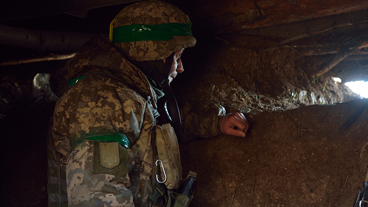 ЗАПЕРТЫЕ НА ЗАХВАЧЕННЫХ ПЯТАЧКАХ УКРАИНСКИЕ ЧАСТИ СИДЯТ ПОД ОБСТРЕЛАМИ И НЕСУТ ПОТЕРИ. ФОТО: PETER KHAN/GLOBALLOOKPES