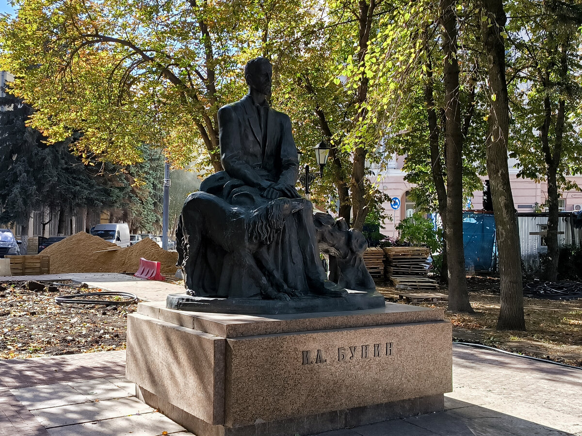 Памятник Бунину в Воронеже. Фото автора. 