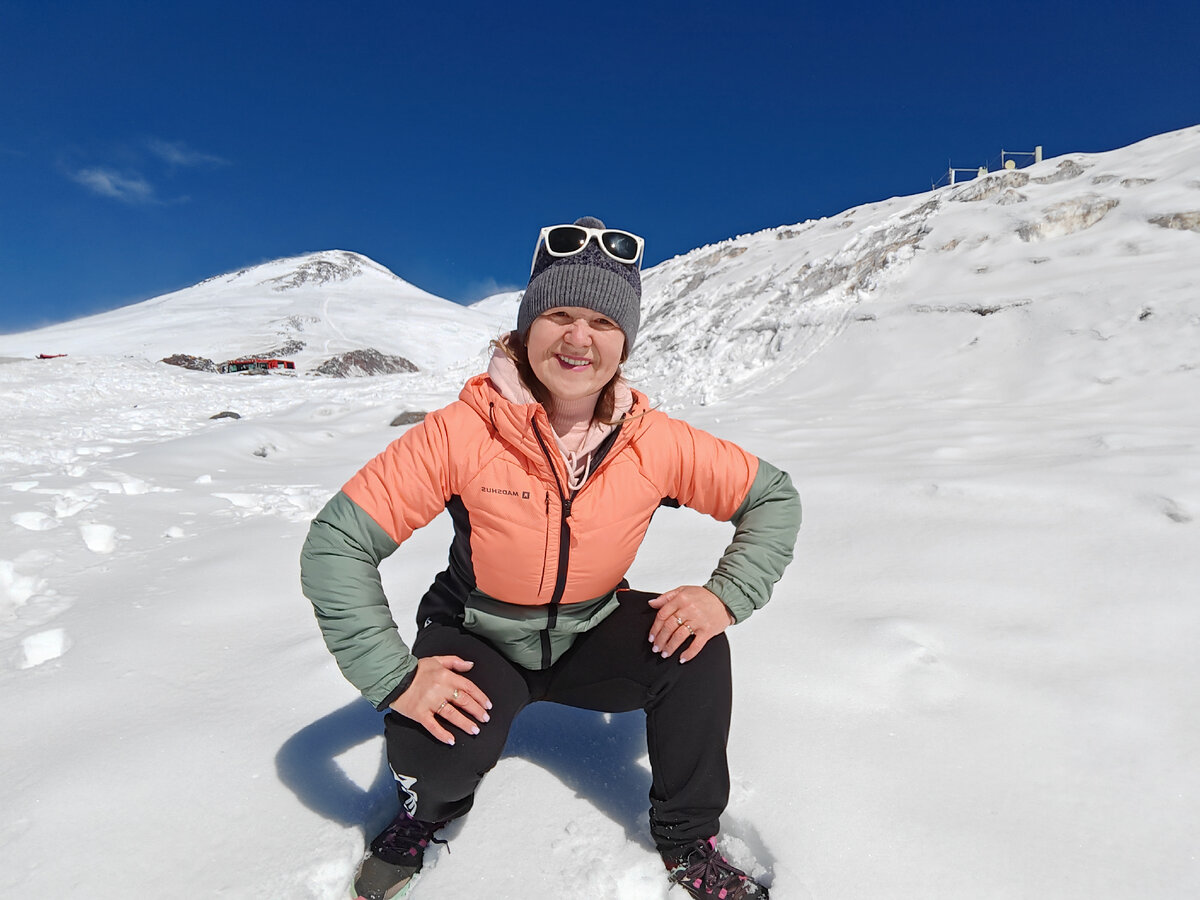 3847 м над уровнем моря. Позади Эльбрус, температура минус 7, в Пятигорске + 23 в тот день. 