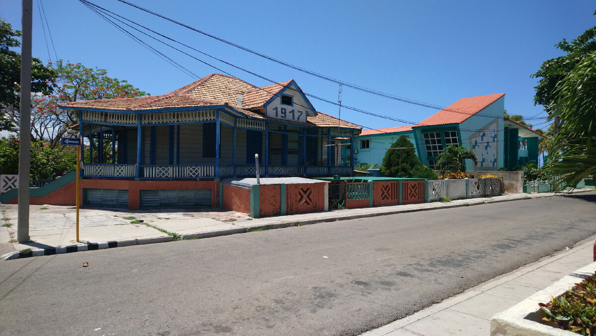 Избушка-избушка, встань ко мне передом, а к Атлантическому задом! Очень старый домик.