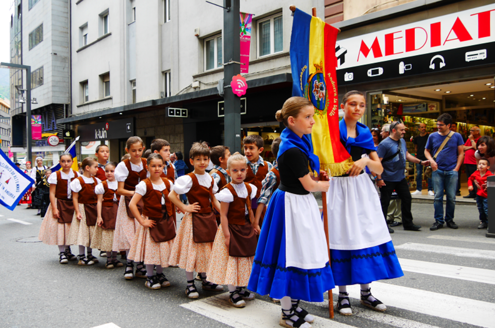 In andorra people live. Национальный костюм Андорры. Традиция трубадуров Андорры. Андорра жители. Европейские народы.