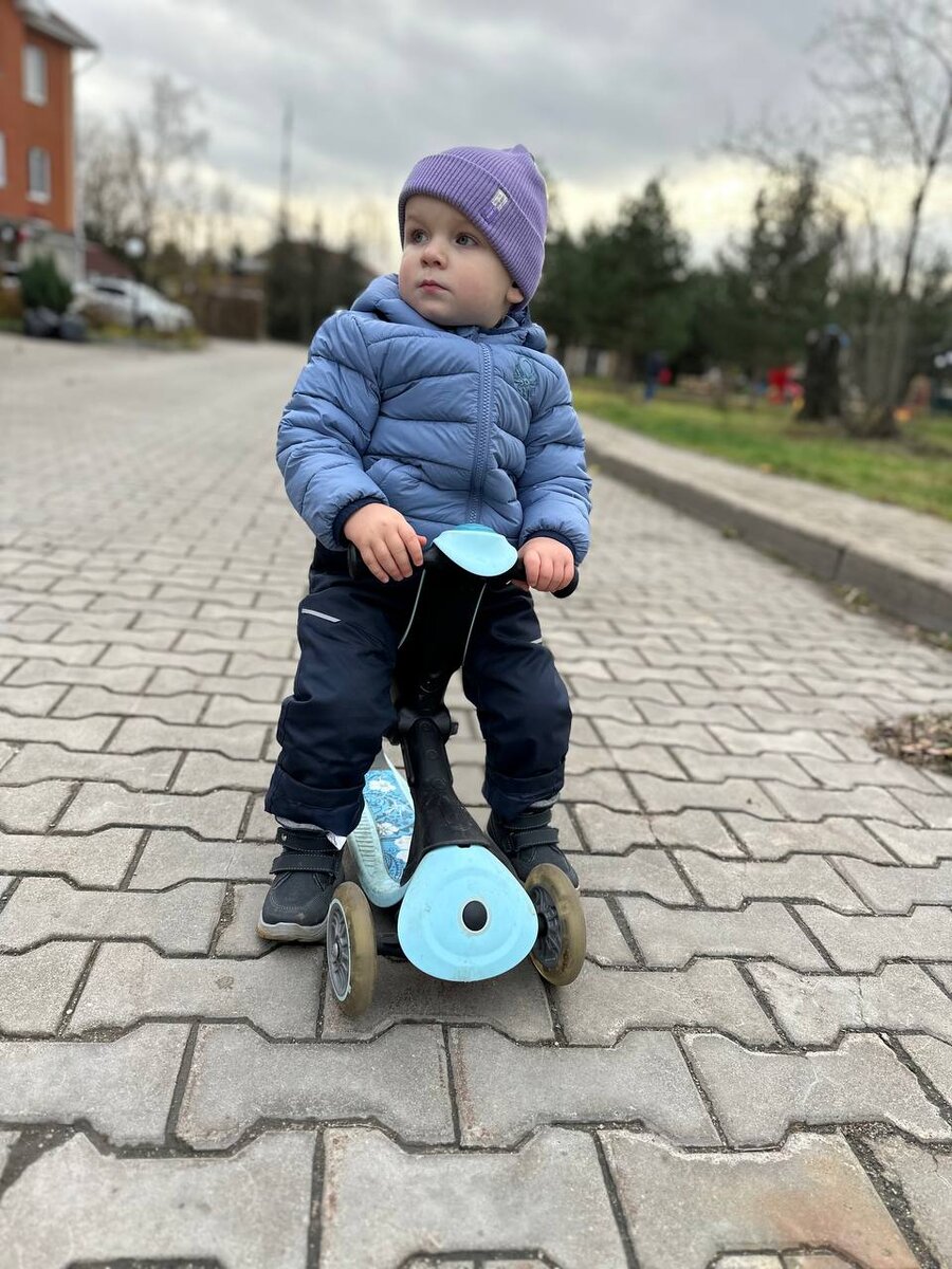 Гришка сам катается на беговеле