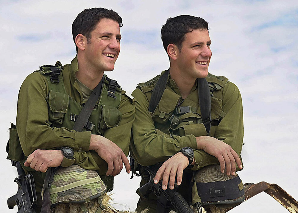 Ежедневная военная. Армия Израиля. Мужчина в военной форме. Близнецы военные. Красивые мужчины в военной форме.
