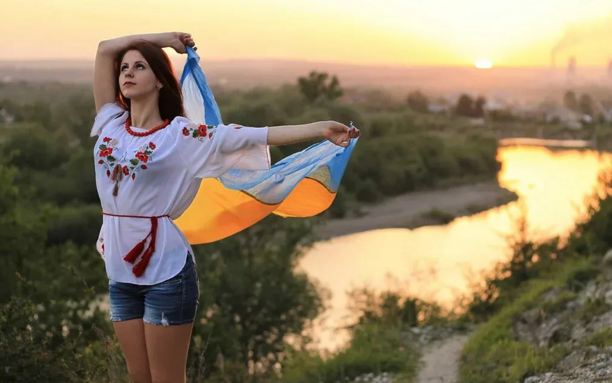 Молодые девушки украины. Девушка с украинским флагом. Красивые девушки Украинки. Девушка в вышиванке. Красивые Украинки с флагом.