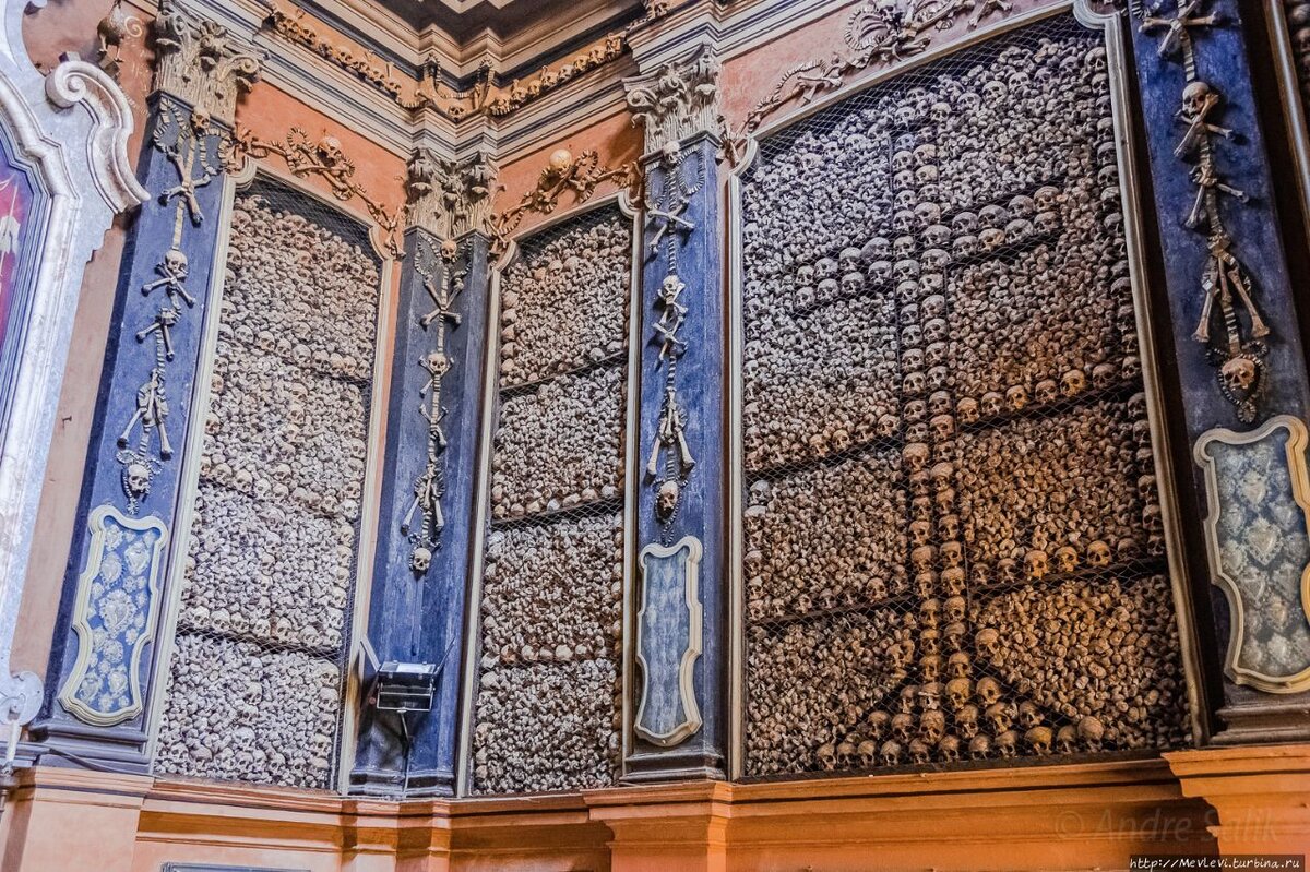 Церковь украшенная человеческими останками в Сан-Бернардино-алле-Осса Милан, Италия