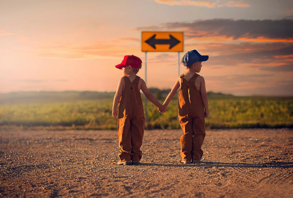 два брата на пути. объятия братьев. отец и сын идут по дороге. два друга со спины. два брата на пути.