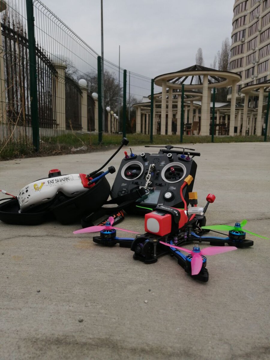 Беспилотный аппарат - крайне популярное устройство, в том числе как объект для исследований и проведения обучения. Есть множество курсов подготовки, управления, в том числе соревнований.