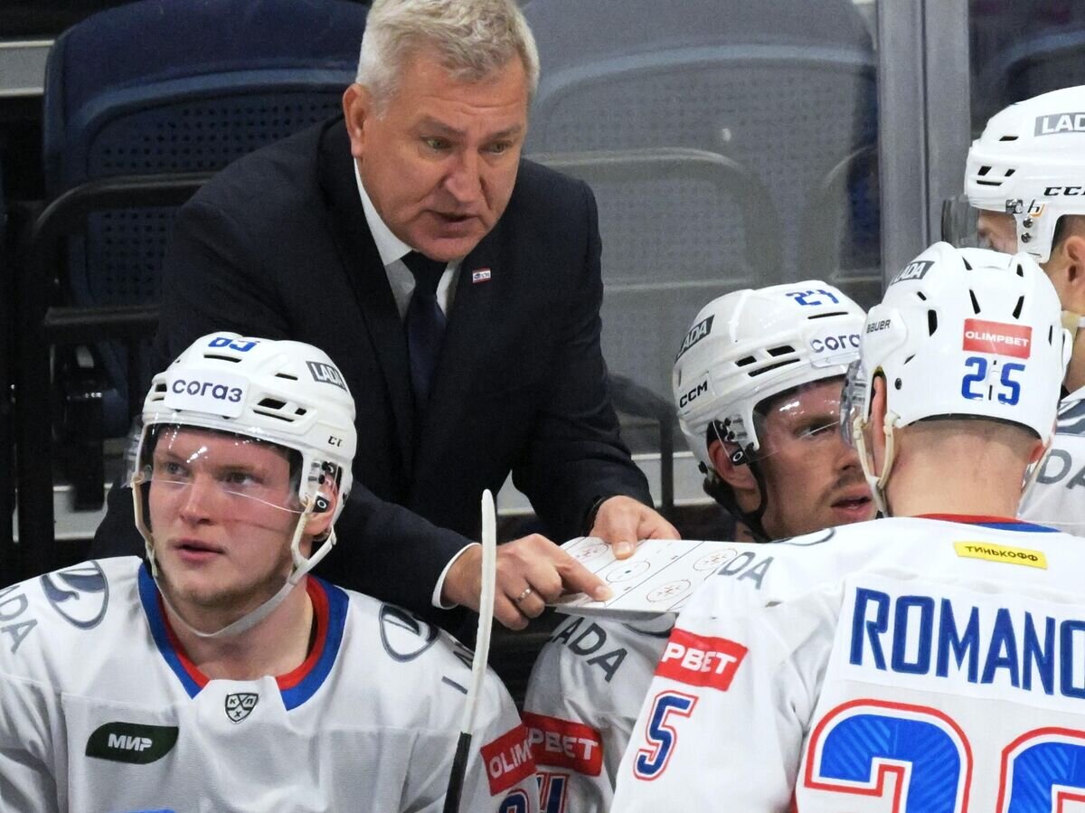    Главный тренер ХК "Лада" Олег Браташ (слева на втором плане)© РИА Новости / Владимир Федоренко