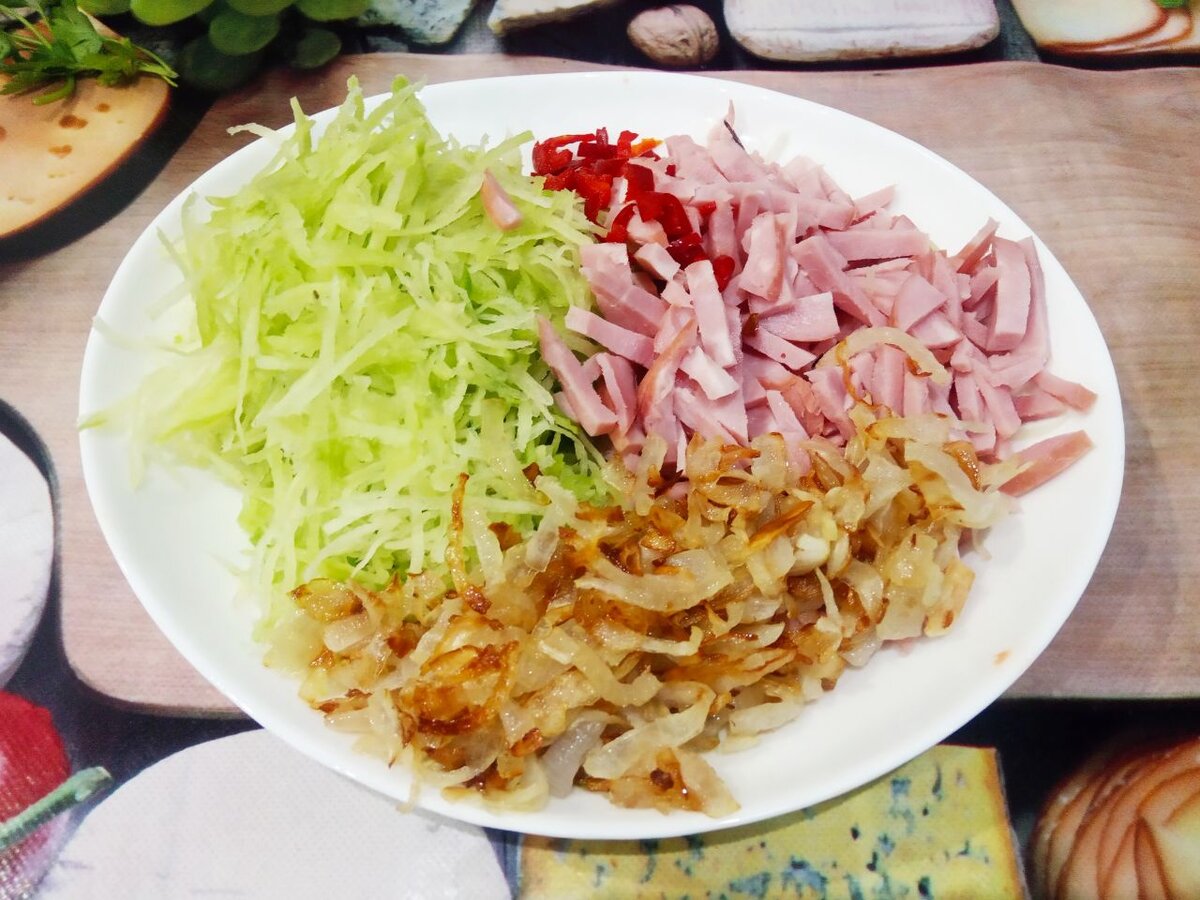 Салат с яичными блинчиками и копченой колбасой. Салат с грибами и копченой колб. Жареный лук и колбаса салат. Салат обжорка с яичными блинчиками. Салат с фасолью и луком обжаренным.