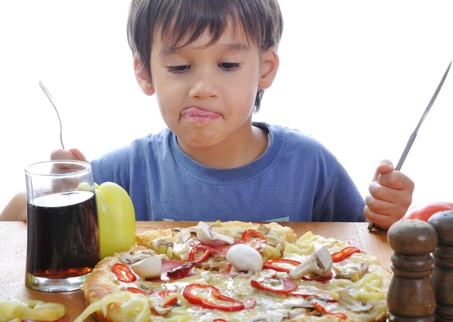    Почему зимой люди толстеют? Фото: Depositphotos