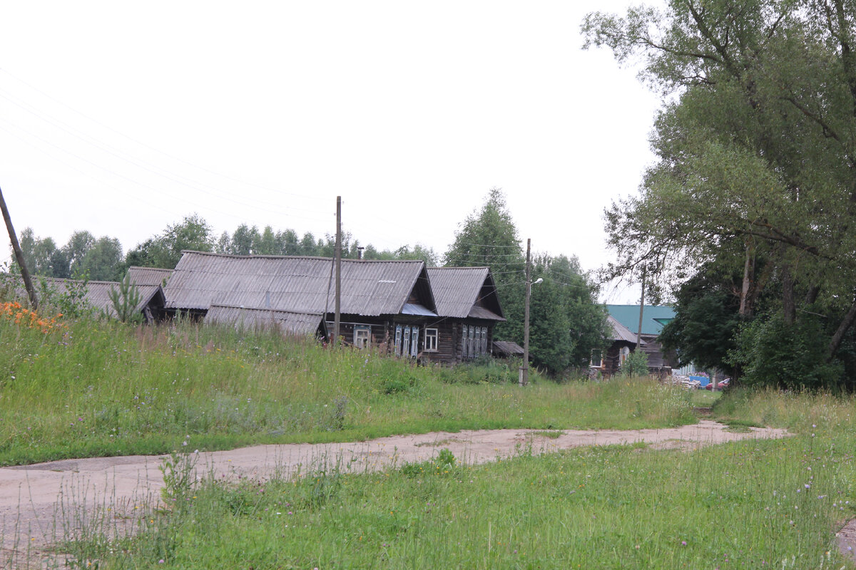 Родительский дом не видно. Он за домом с зеленой крышей. В пору моего детства улица была более живая.