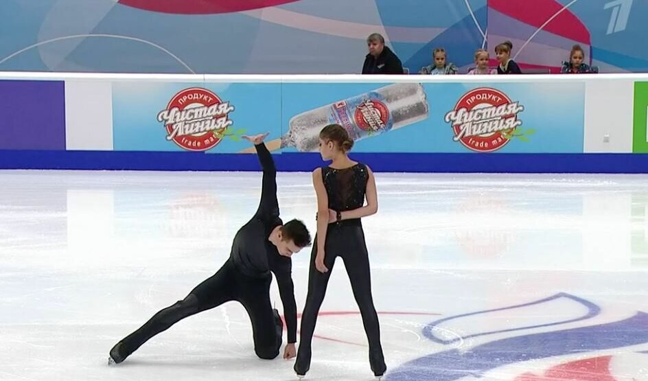    Алена Косторная и Георгий Куница в произвольной программе на Гран-При России в Омске. Фото: стоп-кадр прямого эфира «Первого канала».