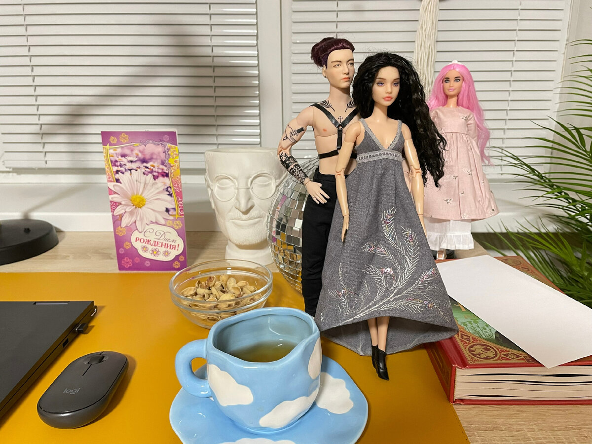 Куклы на моем рабочем столе. Листайте дальше, чтобы увидеть их поближе.