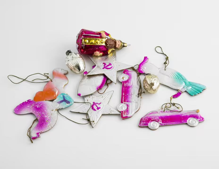 Набор винтажных елочных игрушек, в том числе две агитационные звезды с серпом и молотом, картонаж, стекло, металл, СССР, 1960-1990 гг.