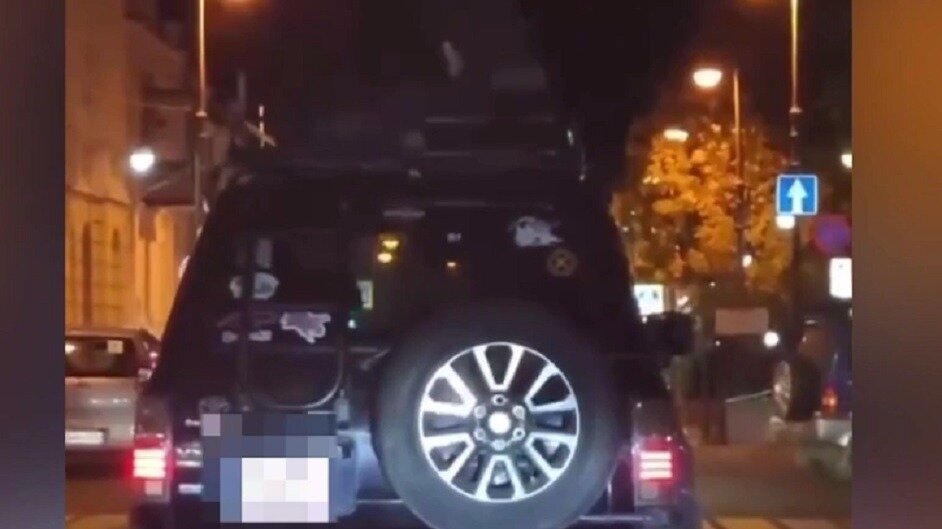     Полиция Владивостока установила личность и разыскала водителя Toyota Land Cruiser, который вёз двух знакомых на крыше внедорожника. Им оказался 23-летний житель Хасанского района.