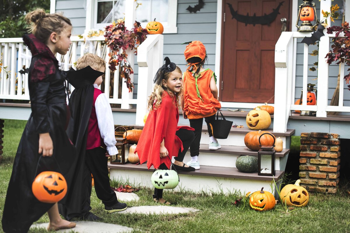 Хэллоуин Trick or treat. Трик о Трит на Хэллоуин. Дети празднуют Хэллоуин Trick or treat. Выпрашивание сладостей на Хэллоуин.