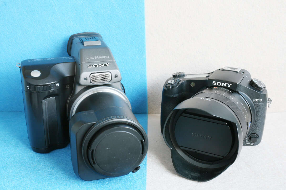 Sony Mavica MVC-FD95 из 2000 года (слева) и его потомок - Sony RX10 из 2013-го. Обе фотокамеры оснащены хорошим светлым зум-объективом, электронным видоискателем и функцией видеосъёмки. Снято на Canon EOS 5D.