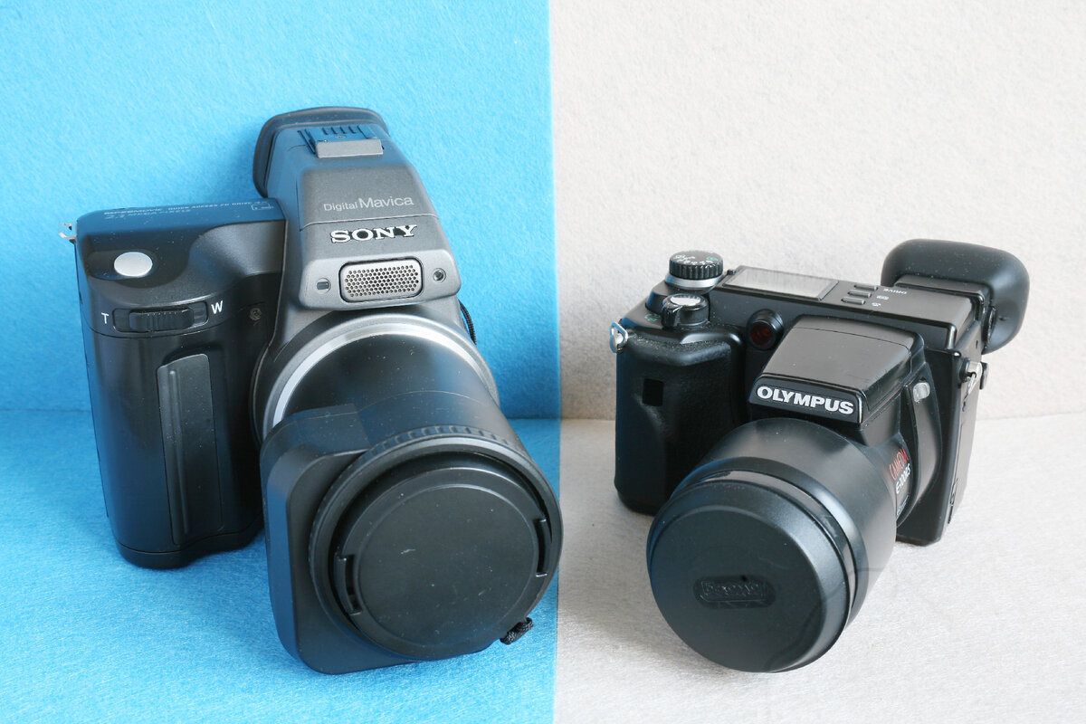 Sony Mavica MVC-FD95 (слева) и Olympus E-100RS. Обе фотокамеры анонсированы в 2000 году. Снято на Canon EOS 5D.