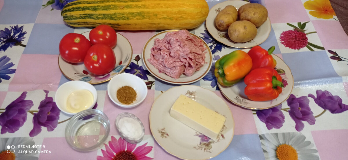 Для этого потребуется: один полностью созревший кабачок, фарш 400 гр., сыр 200 гр. (у меня осталось 120 гр., сколько есть, столько и использую), майонез 2 столовые ложки, помидоры 3 шт., картофель и перцы для тех, кому мало кабачка на гарнир, соль, специи, растительное масло. 