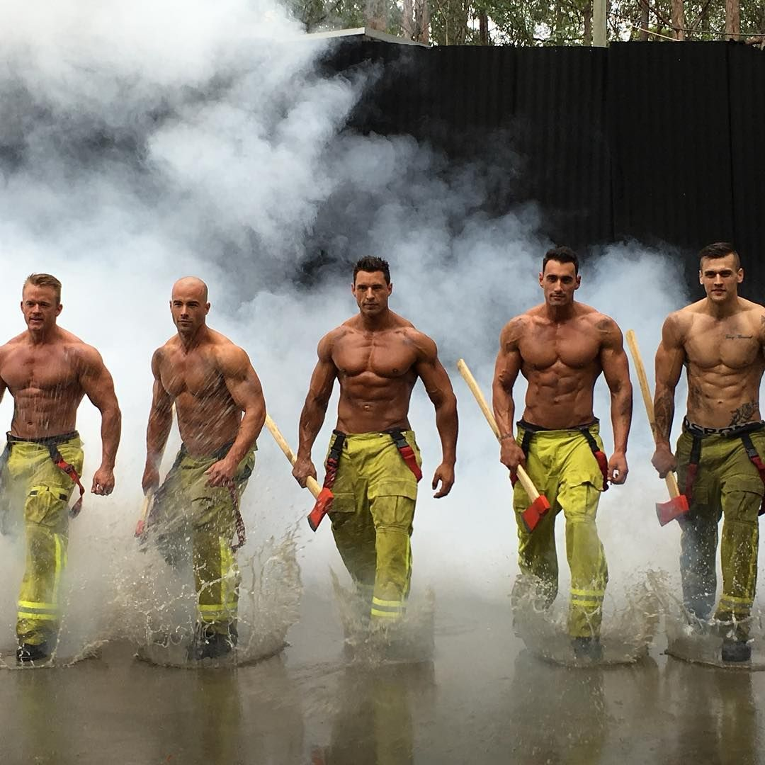 Почему мужчины горячее. Пожарные Австралии. Красивые австралийские пожарные. Накаченные спасатели. Красивые пожарники.