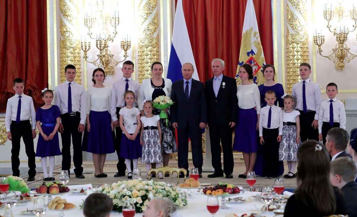    В 2018 году Юдинцевы получили орден «Родительская слава». Им его вручал Владимир Путин. Сейчас президент присвоил матери 14 детей ещё одно почетное звание.