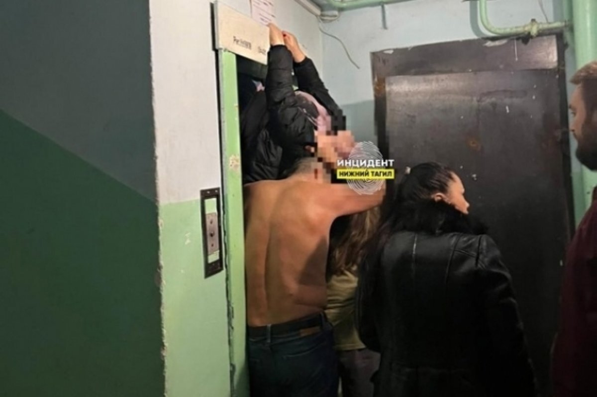    Женщина с коляской застряла в лифте вниз головой в Нижнем Тагиле