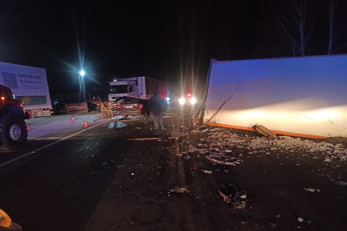    Водитель грузовика Mercedes погиб в ДТП на трассе под Челябинском