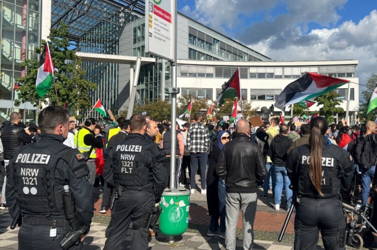    На митинге в ФРГ палестинка в брендовых вещах пожаловалась на нищету в Газе