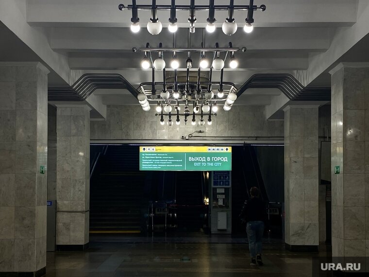 Парень упал в метро екатеринбург. Люди на станции метро. Мужчина упал на рельсы в метро. Парень упал в метро екатеринбург. Парень упал в метро екатеринбург.