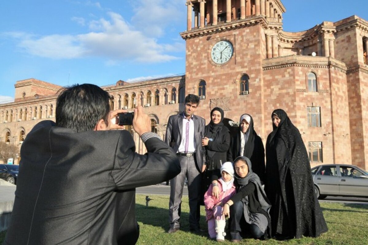 Согласно последней советской переписи населения 1989-го года, на тот момент в Армянской ССР проживало около 84-х тысяч азербайджанцев.-4