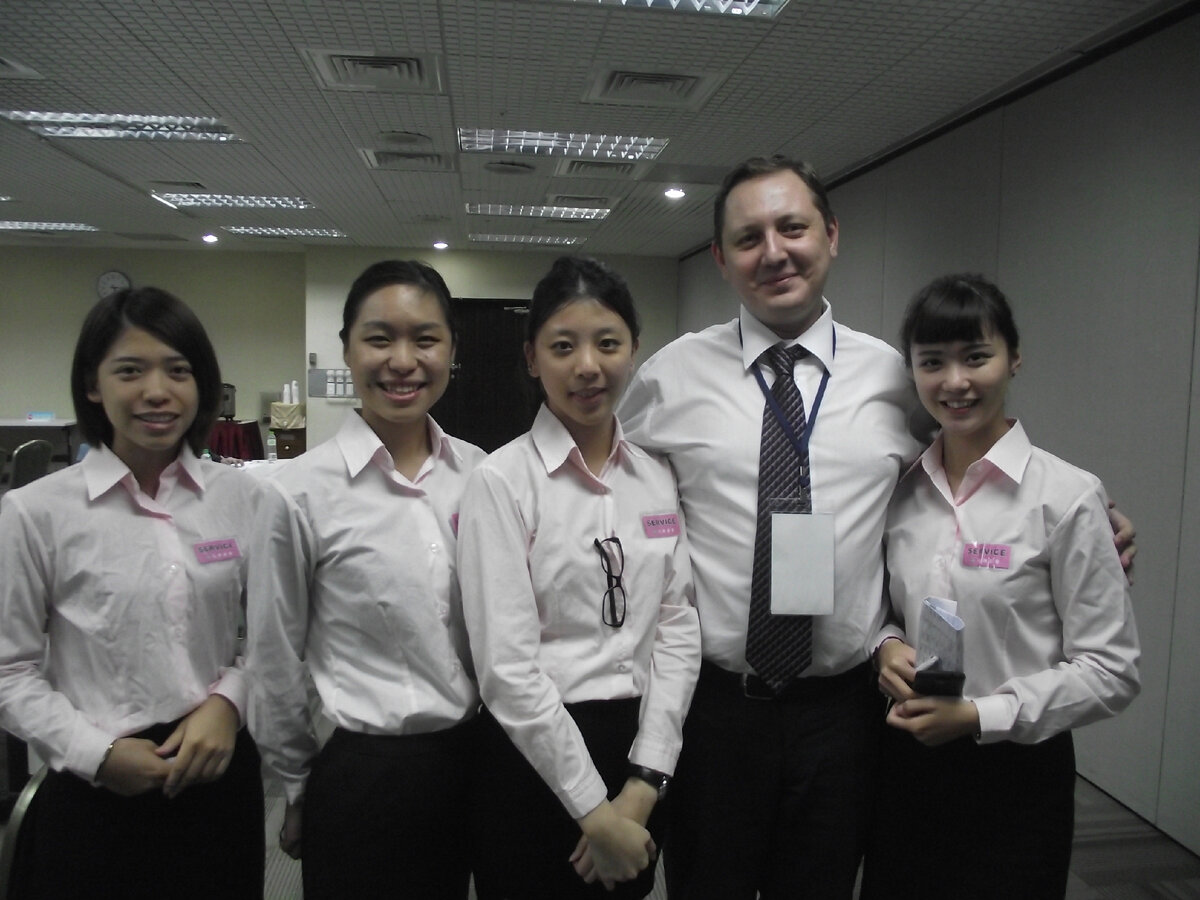 Тайваньские сотрудницы ТЦ, обслуживающие саммит! Симпатичные, но невысокие!