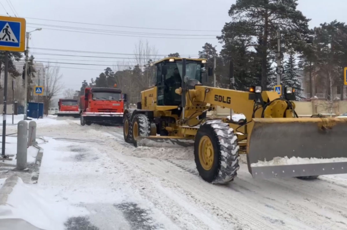    Улицы Салехарда начали обрабатывать песчано-гравийной смесью
