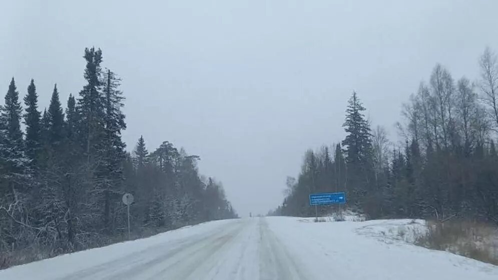     Трассу Красноярск-Дивногорск завалило снегом. ГИБДД призывает водителей не выезжать за город на летней резине.