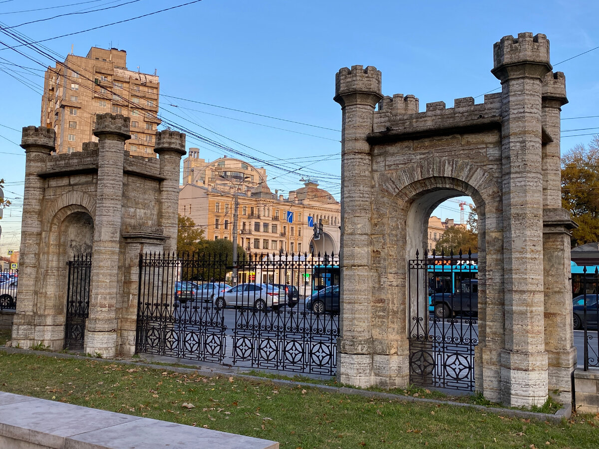 Что за замок находится у метро Черная речка? Старинная дача знатного рода,  в которую запросто может заглянуть любой желающий | ОтЛичная Жизнь | Дзен