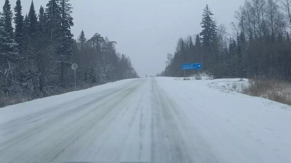     Дороги на выезде из города завалило снегом. В ГИБДД советуют не выезжать без зимней резины.