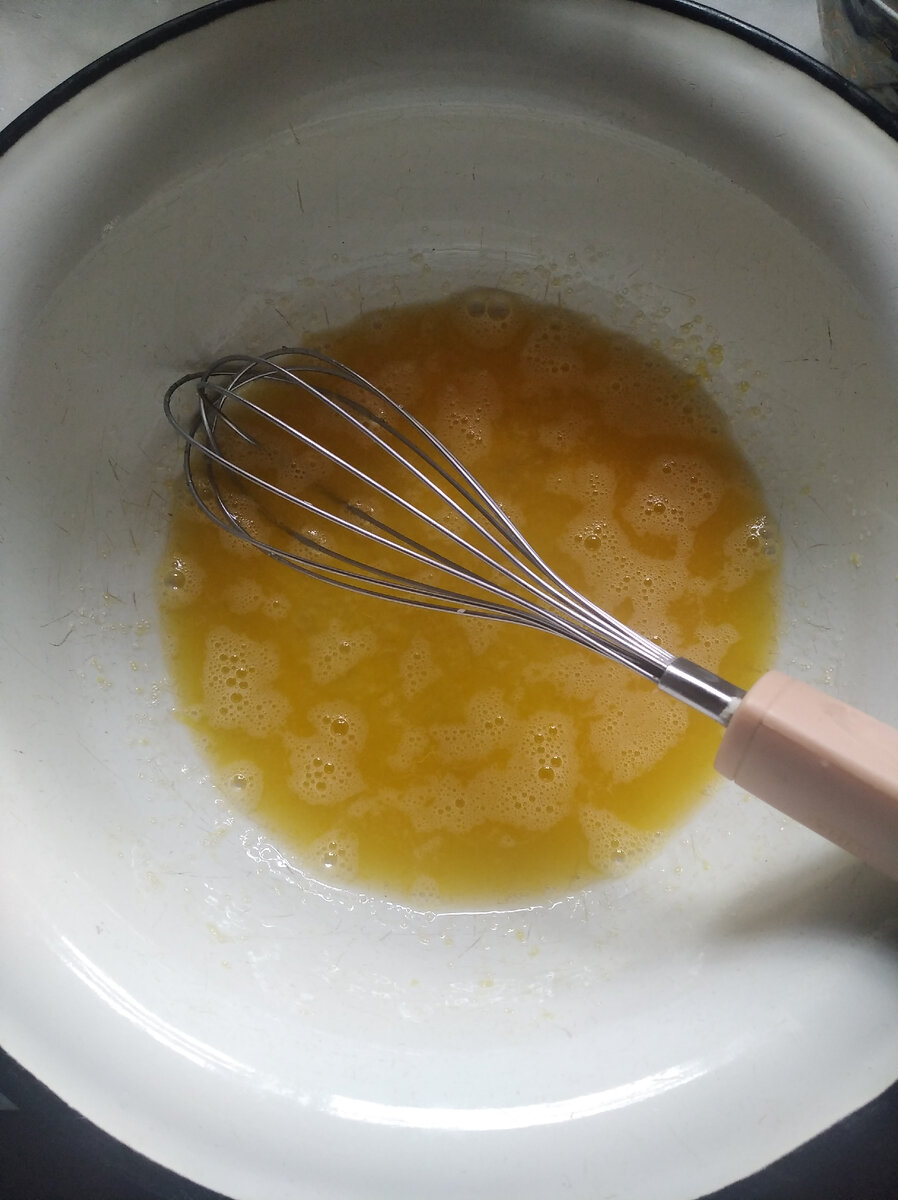 Яйца, соль и сахар.