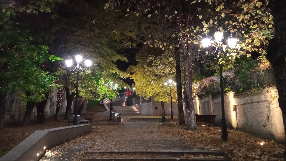 Очень романтично, на мой взгляд. Жаль камера в моём телефоне плохо снимает в темноте.