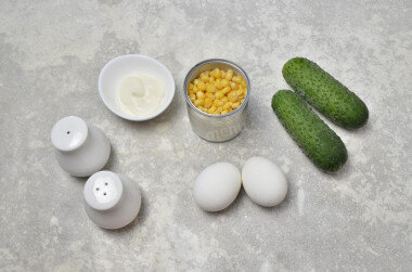Как сделать салат из огурца, яиц, майонеза и кукурузы? Подготовьте продукты. Яйца отварите и остудите заранее. Огурцы у меня небольшого размера, по одному на порцию. Большой огурец потребуется один.