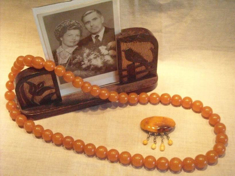 В Литве, во все времена, украшения из янтаря были в почете у женщин. Их сохранилось очень много. Но современная молодежь уже стесняется чем гордились их бабушки и мамы. Эти украшения продавались в специализированных магазинах вместе с украшениями из драгоценных металлов. В советское время 1950-1970 годы их изготавливали на предприятиях Министерства местной промышленности, которые располагались в разных крупных городах Республики. На этих предприятиях трудились талантливые мастера изготавливавшие сувенирную продукцию не только из янтаря, но и других местных материалов - дерева, текстиля, металла и. т.п.  
Украшения носили по праздничным дням так как стоили они, по тем временам, достаточно дорого.