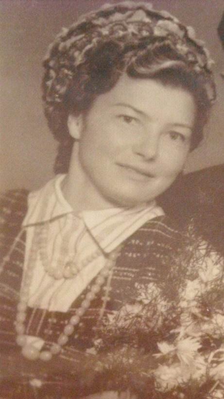 Девушка в национальном костюме с янтарными бусами