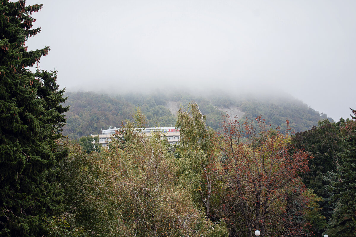 Гора Железная, окутанная туманом. Вид на гору с вокзала Железноводска. #travelfriend. 2023