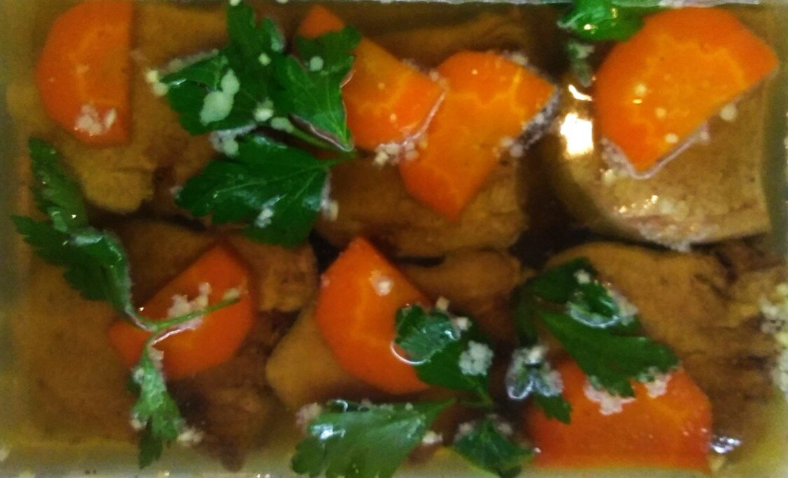 Заливное из говяжьего языка. 