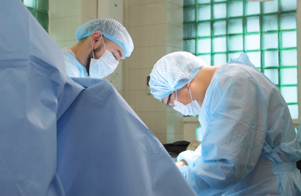 Константин Харитонов (слева) и Игорь Ким в операционной