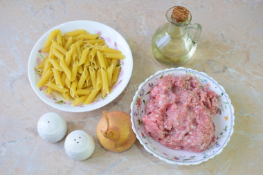 Как сделать классические макароны по-флотски с фаршем на сковороде? Подготовьте для этого необходимые ингредиенты. Макароны можно взять любой формы. Выбирайте на свой вкус. Фарш можно использовать из любого вида мяса. Это может быть свинина, говядина, курица или какой-то смешанный. Я беру фарш из свинины