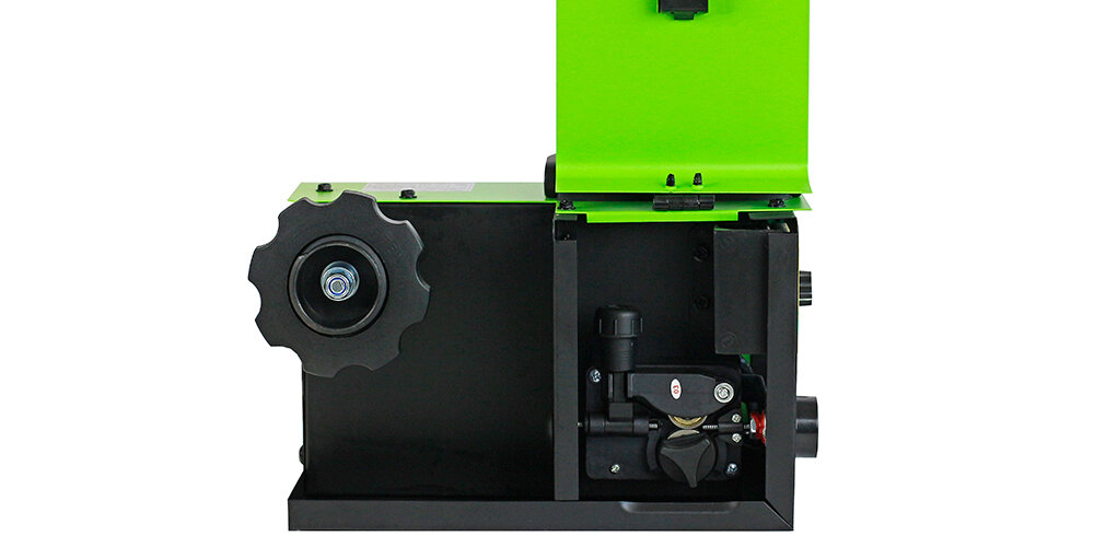 "Под капотом" сварочного аппарата надежно сконструированный механизм протяжки проволоки.  