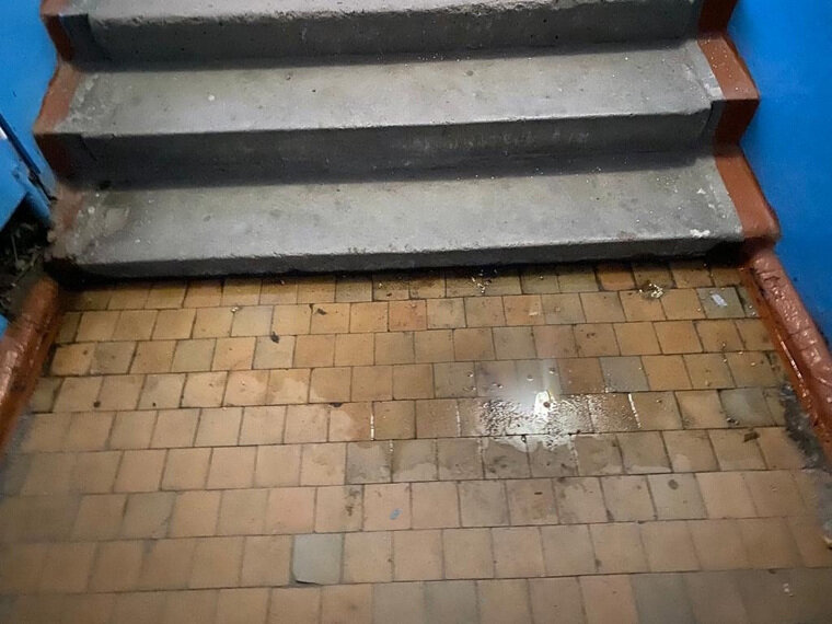    В подъезде дома постоянно стоит вода и влажно, рассказала женщина